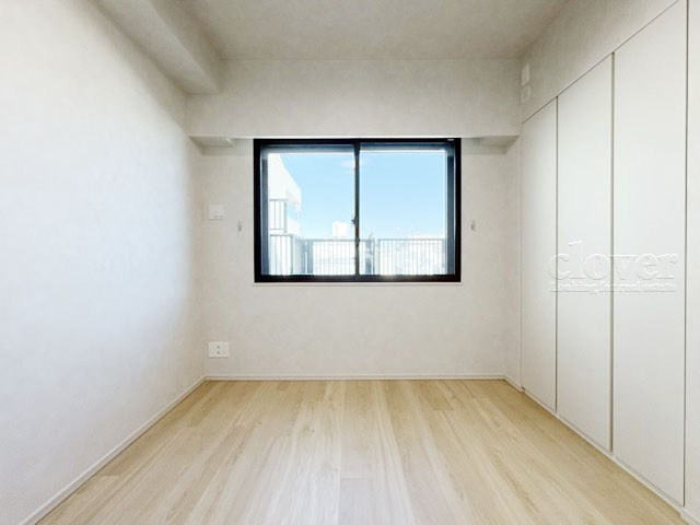 【寝室】 | サンウッド浜田山 | 窓から明るい光が差し込む洋室。ベッドを置いて個人居室にする場合は、多くの時間を過ごすことになる空間です。使い勝手や落ち着きを想像してください。～即日のご見学可能～　お問合せはお気軽にどうぞ。