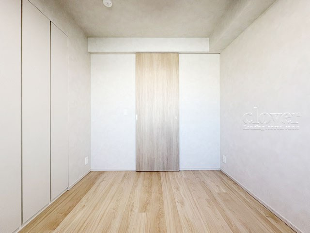 【洋室】 | サンウッド浜田山 | 大きな収納力が魅力の洋室。多くのお客様から、「欲しいもの＝収納」という声をいただきますが、まさにこのようなお部屋は需要の高さを感じます。～即日のご見学可能～　お問合せはお気軽にどうぞ。