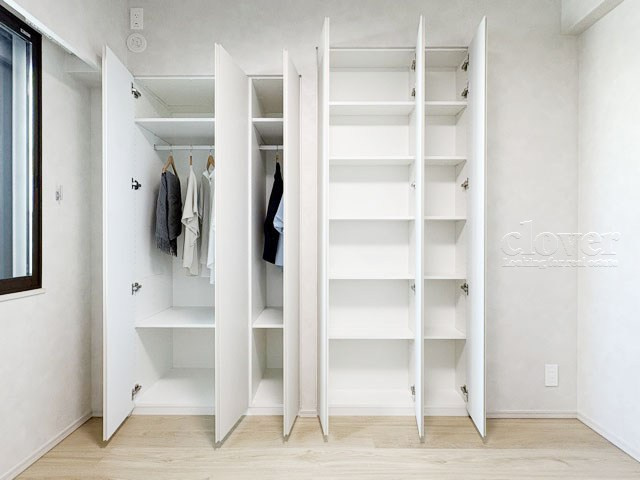 【収納】 | サンウッド浜田山 | クローゼットの画像です。大きく左右に開いた扉の開放のしやすさと、奥行きを含めた収納部分のサイズ感をぜひ現地にてご確認ください。～即日のご見学可能～　お問合せはお気軽にどうぞ。