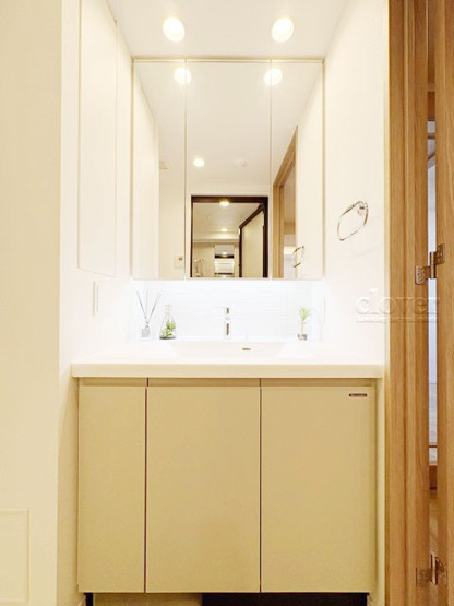 【独立洗面台】 | サンウッド浜田山 | 三面鏡タイプの独立洗面台。鏡の裏スペースは収納になっています。毎朝、鏡に映った背景自体が「新居」の喜びを増幅してくれそうです。～即日のご見学可能～　お問合せはお気軽にどうぞ。