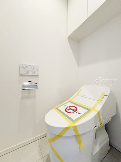 【トイレ】 | サンウッド浜田山 | 温水洗浄便座つき　上部に収納を備えたトイレです。自宅の中でも最もプライベートな空間だからこそ、ほしい「落ち着き」がここにあります。～即日のご見学可能～　お問合せはお気軽にどうぞ。