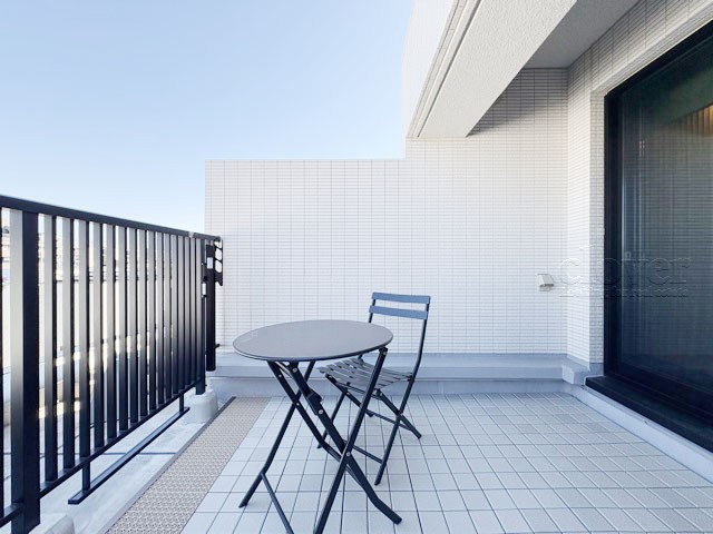 【バルコニー】 | サンウッド浜田山 | ルーフバルコニーの様子。ここからの眺めが、日々のストレスを発散してくれることでしょう。ちなみにバルコニーは専有部分ではなく「共用部分」の扱いです。～即日のご見学可能～　お問合せはお気軽にどうぞ。