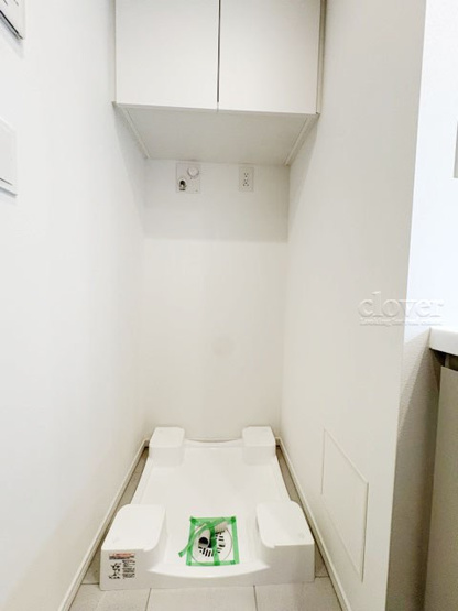 【ランドリースペース】 | サンウッド浜田山 | 防水パン（洗濯機置き場）　上部収納あり