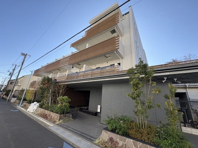 【現況写真】 | サンウッド浜田山 | 前面道路と外観の様子です。～即日のご見学可能～　お問合せはお気軽にどうぞ。