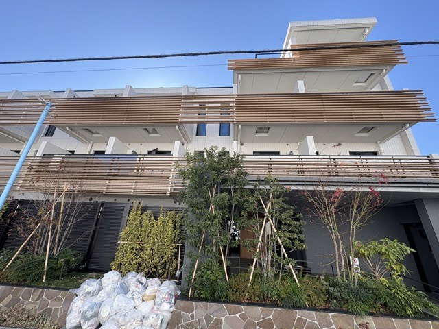 【現況写真】 | サンウッド浜田山 | 前面道路と外観の様子です。～即日のご見学可能～　お問合せはお気軽にどうぞ。