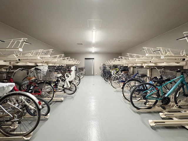 【駐輪場】 | サンウッド浜田山 | 自転車置き場。マンションの共用部にあたります。空きの有無や駐輪料金、各戸の台数制限などについては、改めてお問い合わせください。～即日のご見学可能～　お問合せはお気軽にどうぞ。