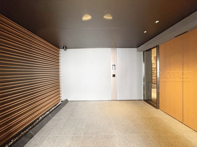 【ロビー】 | サンウッド浜田山 | 広々としたエントランスホール。入口の門をくぐった先にある、開放感と清潔感をあわせもつ空間です。お客様をお出迎えする際の、ロビーの役割も果たします。～即日のご見学可能～　お問合せはお気軽にどうぞ。