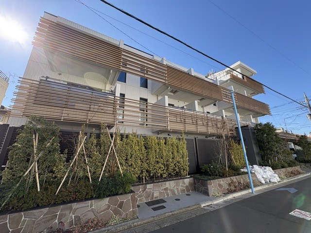 【外観】 | サンウッド浜田山 | 手入れの行き届いた外壁やエントランスなど、「見ればわかる」レベルで清潔感を保ったマンションです。築年数を感じさせない姿で皆様をお出迎えします。～即日のご見学可能～　お問合せはお気軽にどうぞ。