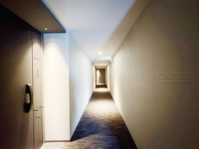 【その他共用部分】 | サンウッド浜田山 | 共用廊下です。ここもきれいに清掃されています。周囲のお部屋の様子も、ぜひ伺ってみてください。～即日のご見学可能～　お問合せはお気軽にどうぞ。