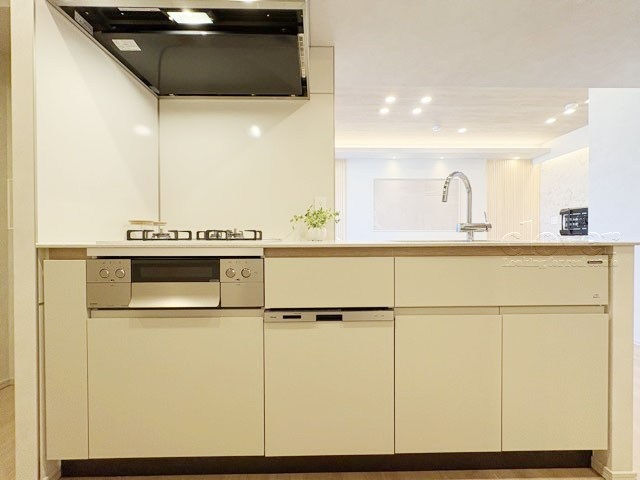 【キッチン】 | サンウッド浜田山 | 食洗機付き　カウンター式のシステムキッチン。スッキリと見晴らしの良いキッチンで、気分よく調理や洗い物に精を出せそうですね。～即日のご見学可能～　お問合せはお気軽にどうぞ。