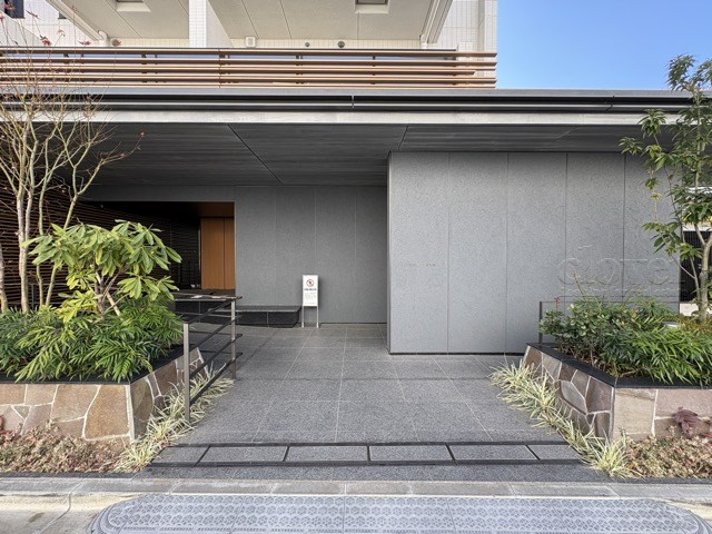 【エントランス】 | サンウッド浜田山 | オートロックを備えた、マンションのエントランス。やはりセキュリティの観点は欠かすことができません。皆様を“安全”に送り出し、出迎えてくれます。～即日のご見学可能～　お問合せはお気軽にどうぞ。