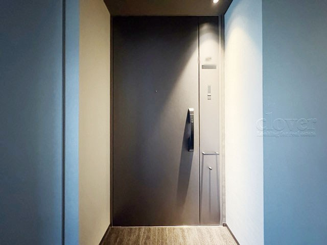 【その他共用部分】 | サンウッド浜田山 | 皆様をお迎えする、お部屋の玄関ドア。開けやすさや開放角度、ドアノブの操作しやすさや鍵の形状などを、現地で一度ご確認ください。～即日のご見学可能～　お問合せはお気軽にどうぞ。