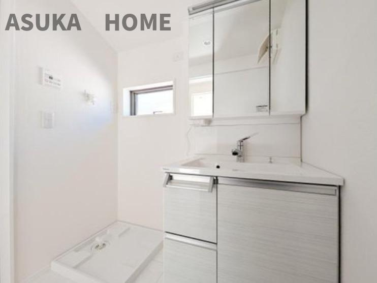 篠原西町新築戸建ての独立洗面台|使いやすい3面鏡♪シャワー付水栓で洗面台でのシャンプーや毎日の掃除にも便利な設備ですね♪