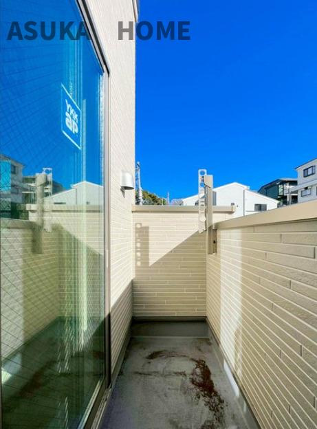 篠原西町新築戸建てのバルコニー|東向きで陽当りの良いバルコニーは、風通りも良く洗濯物の渇きも早く家事の時短にもなりますよ。