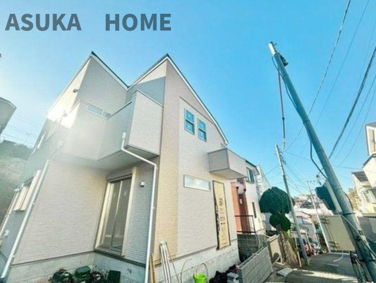 篠原西町新築戸建ての前面道路含む現地写真|青空が映える穏やかな街並みです。