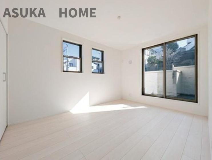 篠原西町新築戸建ての洋室|大きな窓からたっぷりの日差しが降り注ぐ明るい室内です。目覚めの良い朝を迎えられそうですね。