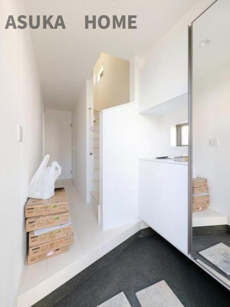 篠原西町新築戸建ての玄関|玄関横には、たっぷり収納のミラー付シューズボックスも嬉しい設備です♪