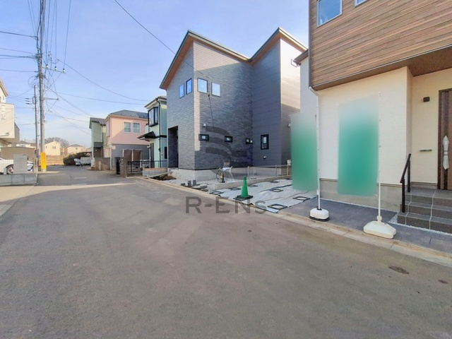【前面道路含む現地写真】 | 西東京市北町５丁目　新築戸建て　２号棟 | 落ち着いた低層住宅街の一角、穏やかな街並みが広がります