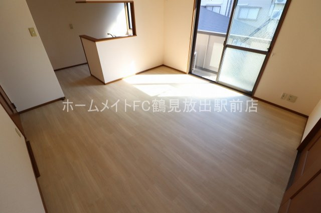 大阪市鶴見区今津北４丁目のハイツの居間・リビング