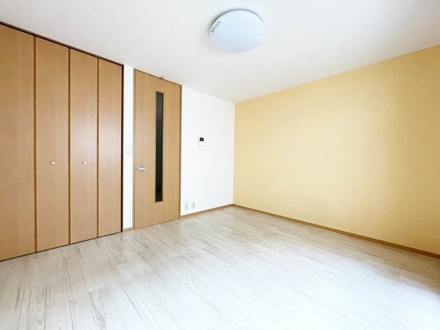 マーブル武蔵浦和の居間・リビング|収納付きの物件です。