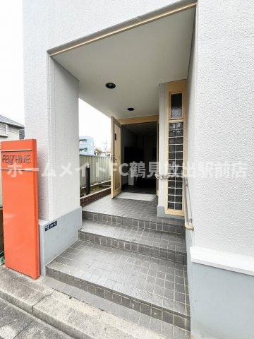 東大阪市稲田上町１丁目の賃貸マンションのエントランス