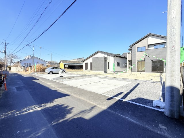 下妻市下栗1期　新築戸建て　2号棟の前面道路含む現地写真