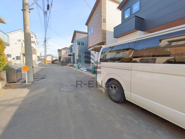 【前面道路含む現地写真】 | 西東京市北町５丁目　新築戸建て　３号棟 | 落ち着いた低層住宅街の一角、穏やかな街並みが広がります