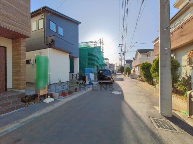 【前面道路含む現地写真】 | 西東京市北町５丁目　新築戸建て　３号棟 | 落ち着いた低層住宅街の一角、穏やかな街並みが広がります