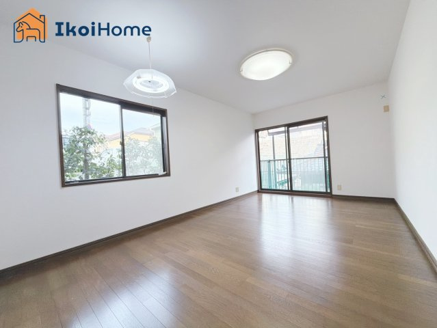 神戸市西区富士見が丘1丁目　中古戸建の居間・リビング|●年中無休：・当日予約可●１階、２階ともにLDKは13.5帖です。３面採光で明るいです！