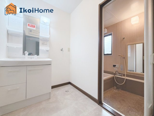 神戸市西区富士見が丘1丁目　中古戸建の洗面所|●年中無休：当日予約可●１階洗面台はリフォームで新調されております。収納が沢山ございます。