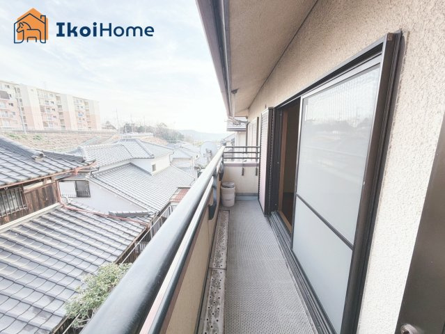 神戸市西区富士見が丘1丁目　中古戸建のバルコニー|●年中無休：当日予約可●バルコニーが広くたくさん干せ、屋根があり小雨程度なら濡れず安心です