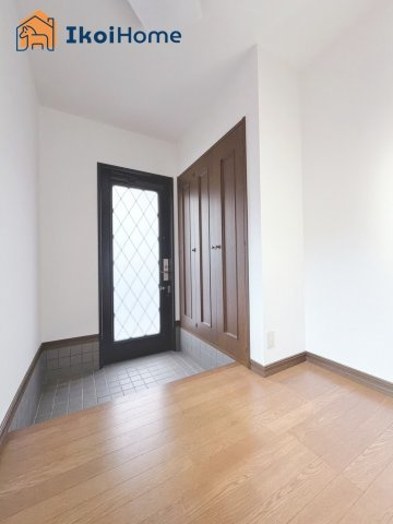 神戸市西区富士見が丘1丁目　中古戸建の玄関|●年中無休：当日予約可●玄関になります。大きな靴箱が付いていますので、大変便利でございます。