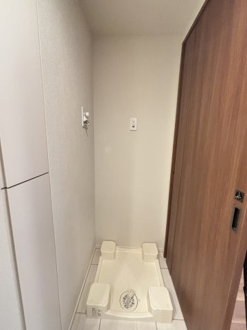 通常のランドリースペースです。大きなものは共用部分のコインランドリーをご利用ください。