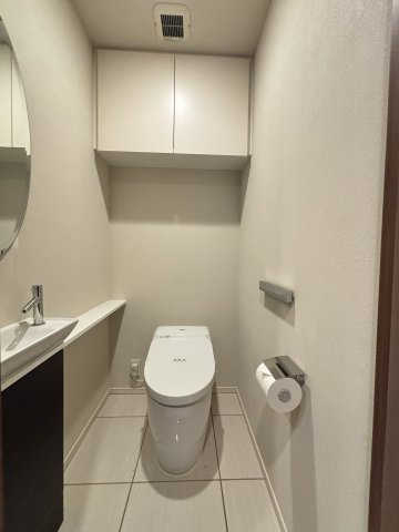 手洗い場とちょっとした物置カウンターがついています。