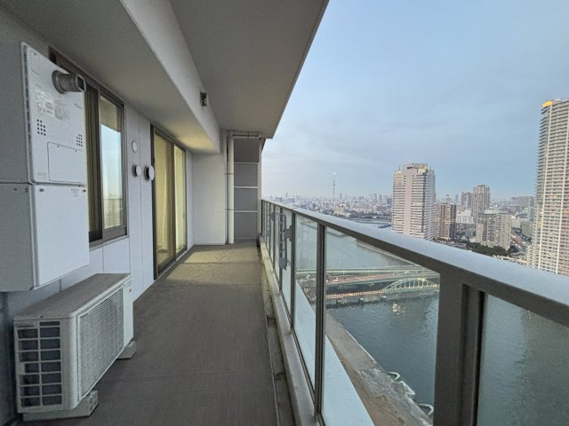 北東側眺望（スカイツリーを望みます）のバルコニー／バルコニーの立ち上がりの壁はスケルトンとなりますので、眺望に特化したお部屋位置といえます。