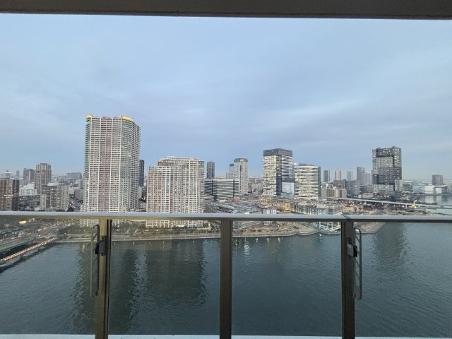 東側バルコニー正面眺望／ららぽーと豊洲を望む眺望です。
目の前は運河となりますので、水辺も望めるお部屋位置です。
