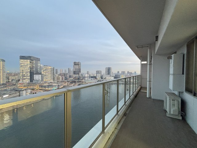 南東側眺望／新豊洲方面を望む眺望です。
豊洲側で再開発が入っていますので、今後は建物の建築も想定できます。運河を跨いだエリアですので、日照などは問題ございません。夜景は綺麗になるかと思います。
