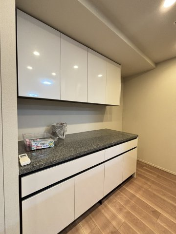 キッチン背面部分のカップボード／大きく、広さもありますので、収納はしっかりできます。