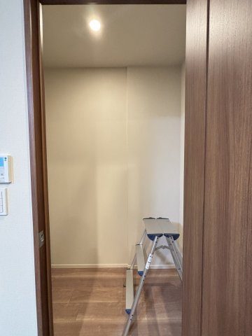 キッチン横のパントリー（食品庫）はかなり広さがありますので、使用用途は様々です。写真では脚立がご覧いただけますので、そのサイズ感が伝わるかと思います。