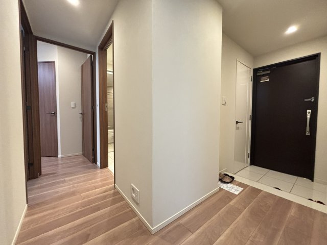 玄関から各部屋へ行き来できますので、お子様の就寝中の帰宅でも、リビングへ直行できます点は、ご帰宅の遅い方にも大変重宝します。