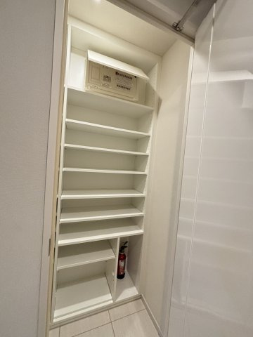 玄関横のウォークインシューズクローゼット靴が多い方にもおすすめです。靴の少ない方は収納庫としても利用可能です。