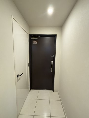 ウォークインシューズボックスもございますので、荷物が多い方にも喜ばれます。尚、玄関外にはトランクルームも完備していますので、ゴルフケースなどの保管も可能