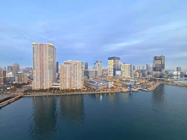 東向きの為、ららぽーと豊洲を望む眺望／夜景も綺麗で、季節によっては屋形船も運行しています。目の前に建物が建たない点が評価されています。