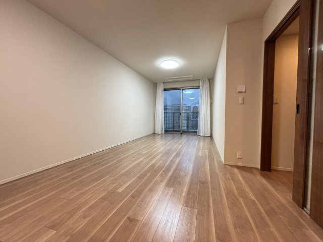 リビングとダイニングに分けた生活も可能です。使い勝手も良く、キッチンからリビングを見渡せる点もこちらの間取りの特徴です