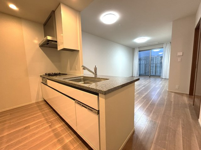 キッチンが広く使いやすいです。会話もできる対面キッチンは若い方にも人気が高く、子育て家族にもおすすめです。