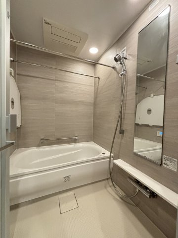 浴室は十分な広さのあるバスタブです。手摺もありますので、老若男女問わず、安心できる設置です。