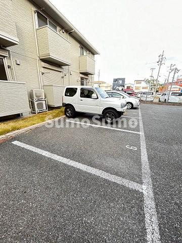 クレールA棟の駐車場