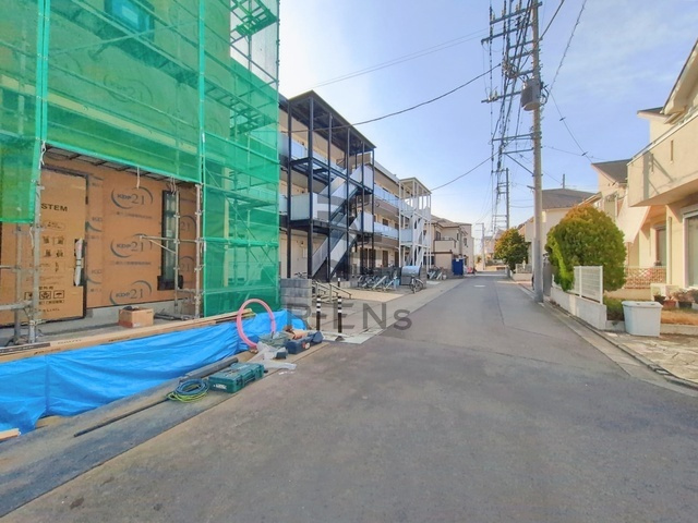 【前面道路含む現地写真】 | 西東京市北町５丁目　新築戸建て　４号棟 | 落ち着いた低層住宅街の一角、穏やかな街並みが広がります