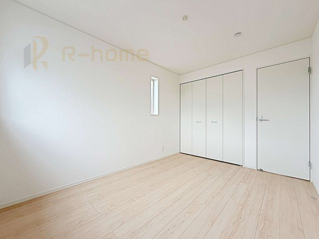 那珂市瓜連第14　新築戸建て　1号棟の洋室|どんな部屋家具も合わせやすいシンプルな洋室！
たっぷりの日差しと心地よい風が舞い込む住まい♪