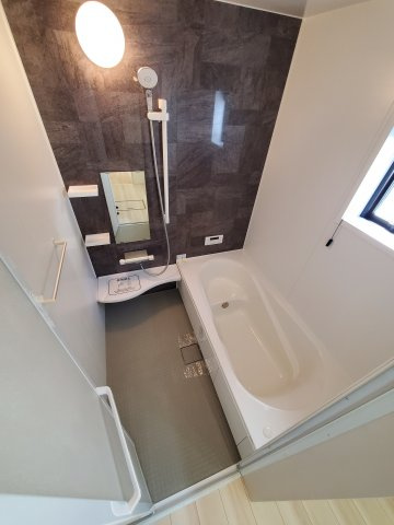 北葛飾郡松伏町　　大字松伏　中古戸建の浴室|１坪タイプのゆったりとした浴室。毎日の疲れをしっかりと癒されます
